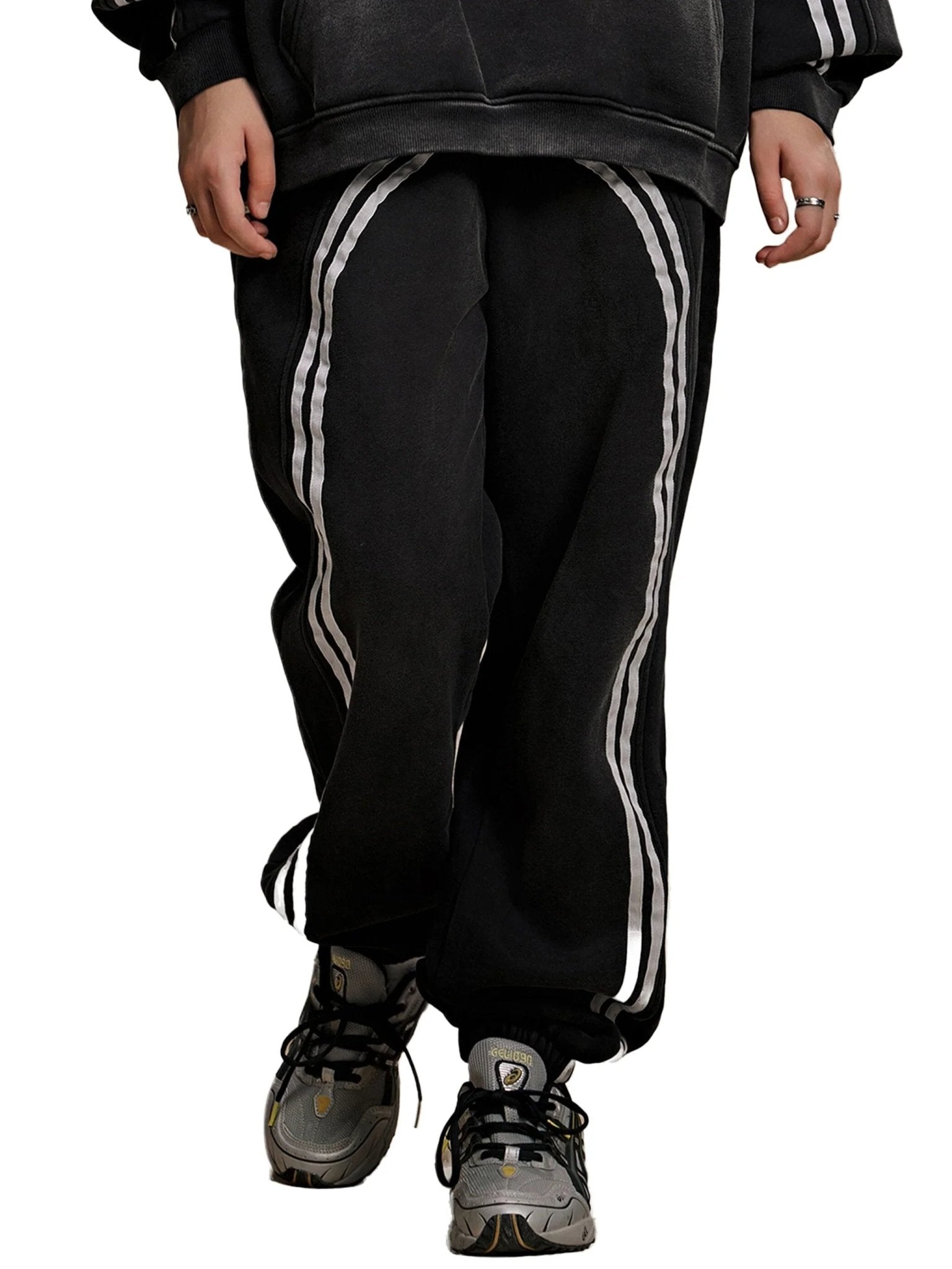 BEESMOOVE Noir Motion Kit Set - Jogged Sweatpants - Beesmoove